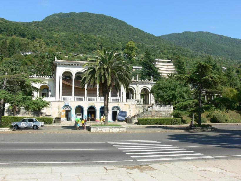 Одна из улиц в Гагре