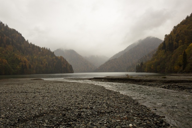 Осеннее озеро Рица 